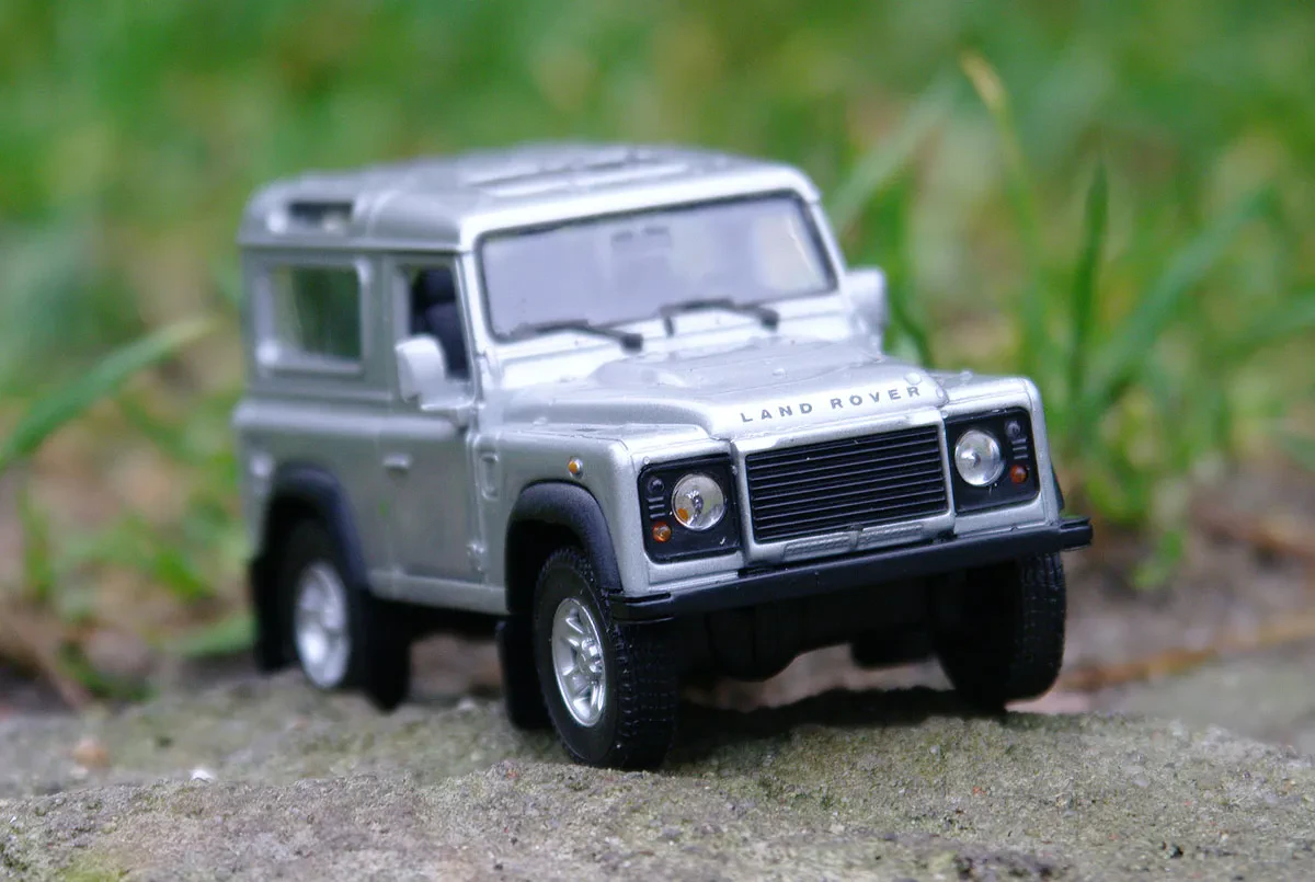 img/3637_land-rover-defender-diecast-1-18-scale-models-a-collectors-dream.webp