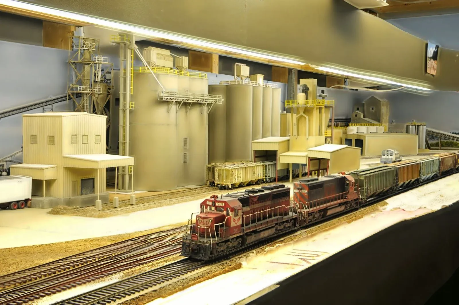 BUB 1/87 Scale on HO Railroad Layout