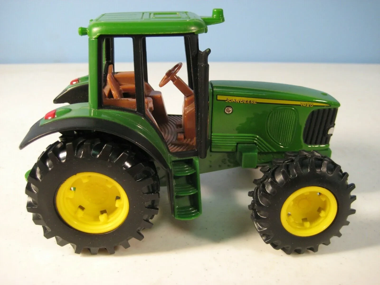 img/3871_find-your-perfect-diecast-tractor-a-complete-guide-to-buying.webp