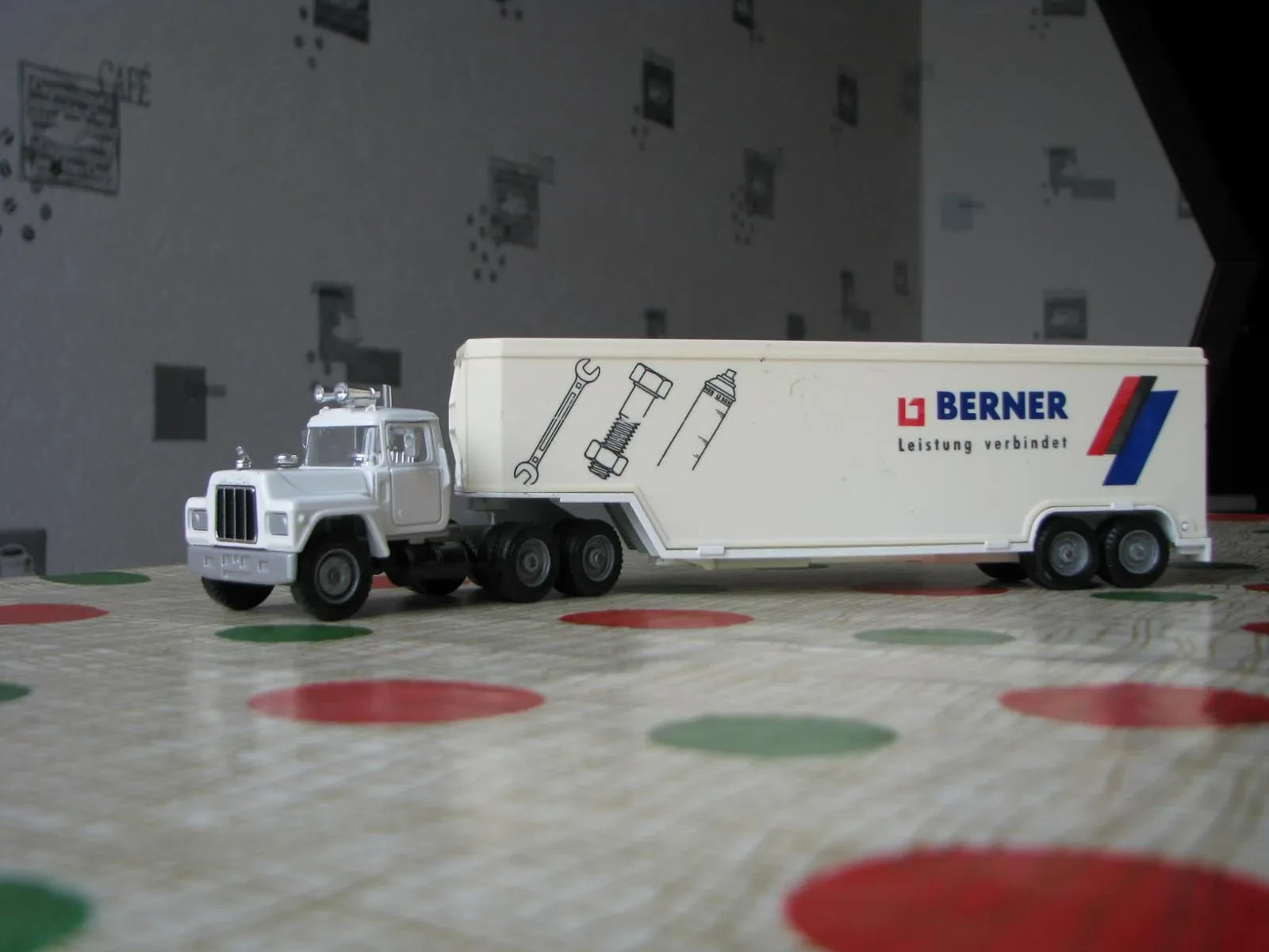 img/3918_mack-trucks-and-diecast-models-a-collectors-dream.webp