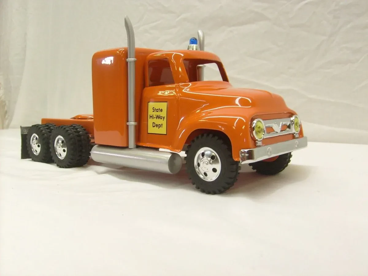 img/4002_diving-into-the-miniature-world-of-diecast-toy-semi-trucks.webp