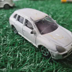 img/3768_lets-talk-about-those-awesome-2024-porsche-cayenne-diecast-models-in-118-scale.webp